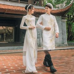 👉 7 DAY REFUND SUPPORT FOR CUSTOMERS IN VIETNAM * Still a Vietnamese girl walking down the street, how beautiful are her innovative ao dai. Selected from the best materials, the 4-piece modern ao dai will bring her the perfect experience. * With a delicate ao dai design in the flower-embroidered sleeves, a little bit of momentum with a stylized side part, this innovative ao dai can turn any girl into a beautiful lady. , young, lovely. * Ao dai in different colors such as pink and beige helps he Ao Dai Wedding White, White And Gold Ao Dai, Ao Dai Couple, Ao Dai Design, Vietnamese Wedding Ao Dai, Vietnamese Wedding Dress, Modern Ao Dai, Vietnamese Girl, Bridal Suits