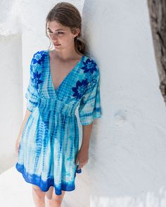 Short dress in batik in blue or pink. V neck, wide sleeves and above the knee lengths. Texturized with flowers shapes. Spring V-neck Kaftan With Batik Print, Flowy Blue V-neck Dress For Vacation, Turquoise V-neck Mini Dress For Vacation, V-neck Batik Print Beach Dress, Turquoise V-neck Mini Dress For Summer, Spring V-neck Batik Print Dress, Spring V-neck Dress With Batik Print, Spring Batik Print Flowy Dress, Flowy Batik Print Dresses For Spring