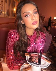 Charlotte Tilbury Looks, Fuschia Pink Dress, Nude Pink Lipstick, Lipstick Eyeshadow, Charlotte Tilbury Makeup, Fuschia Dress, Make Up Looks, Festival Hair