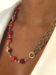 Special color of this splendid striped Red Agate combined with the pearl white of the mother-of-pearl beads and the preciousness of gold. A classic look distinguished by the 3 chains that lightly support it on the left side. The very comfortable T-clasp makes it practical and comfortable on every occasion! Gold Beaded Agate Jewelry, Elegant Gold Carnelian Jewelry, Elegant Agate Beaded Chain Jewelry, Elegant Beaded Carnelian Jewelry, Elegant Agate Beaded Chain Necklaces, Elegant Agate Beaded Chain Necklace, Luxury Handmade Carnelian Beaded Necklaces, Red Pearl Beaded Chain Jewelry, Gold Agate Beaded Chain Jewelry