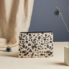 Pochette donna in tessuto di cotone dipinta a mano Artigianalità - Tutti i motivi che decorano i miei prodotti sono ideati e disegnati da me. Ogni borsa è un pezzo unico e ogni stampa è diversa dalle altre proprio perché viene realizzata a mano. È quindi possibile che ci siano delle piccole imperfezioni ma questa è la bellezza del prodotto artigianale.  Sostenibilità - Per la stampa uso inchiostri a base acqua per tessuto in modo da avere un basso impatto ambientale. Per evitare una sovrapproduz Beige Rectangular Shoulder Bag As Gift, Chic Rectangular Wallet With Zipper Pouch, Zipper Closure Pouch Clutch, Handheld Zipper Pouch Cosmetic Bag As Gift, Handheld Zippered Pouch As Gift, Beige Rectangular Zipper Pouch, Beige Clutch Cosmetic Bag, Chic Rectangular Zipper Pouch Cosmetic Bag, Trendy Tote Pouch As A Gift