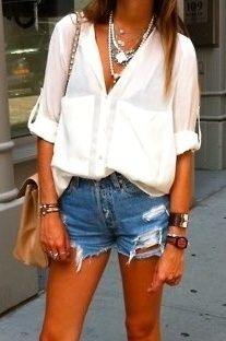 Love the short and layered necklaces with it Outfit Shorts, Looks Jeans, Blue Outfits, Easy Style, Shorts Style, Carrie Bradshaw, Looks Chic, Mode Inspiration