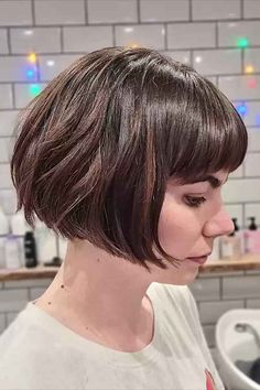 Chic jaw-length French Bob hairstyle with bangs inspiration Shaggy Lob Haircut, Bob Hairstyles Long, Long Shaggy Bob, Shaggy Bobs, Shaggy Lob, Shaggy Bob Hairstyles, Long Shaggy, Short Wavy Haircuts, Short Red Hair