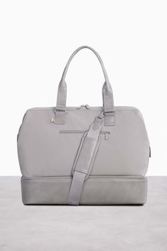 Our grey weekender bag is the ultimate travel companion. Easy packing, a separate shoe compartment + adjustable shoulder strap. Shop today! Beis Weekender Bag, Weekend Duffle Bag, Wet Dry Bag, Perfect Travel Bag, Shopping Totes, Luggage Strap, Weekend Travel, Duffle Bags, Dry Bag