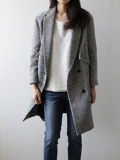 Minimal + Chic | @CO DE + / F_ORM A Well Traveled Woman, Gray Coat, Fashion Mode, Her Style