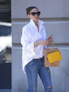 Mode Over 50, Áo Blu, Yellow Purse, Olivia Palermo Lookbook, White Shirt Outfits, White Blouse Top, Olivia Palermo Style, Yellow Handbag, Olivia Palermo