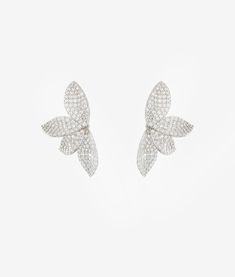 Discover timeless elegance with our Alisa Stud Flower Earring, blending delicate detailing with a hint of romantic nostalgia. Featuring hand-set AAAA+ grade cubic zirconia pave in a floral-inspired silhouette, these studs offer a refined touch to any look. Material: 925 Sterling SilverStones: AAAA+ grade Cubic ZirconiaMeasurement: 36mm (1.41 inches) Lightweight and easy to wear, the Alisa Stud Earring adds effortless sophistication to both day and evening ensembles. Formal Flower-shaped Brilliant Cut Earrings, White Flower Earrings Fine Jewelry, Luxury Delicate White Flower Earrings, Formal White Gold Flower Earrings, Brilliant Cut, Luxury White Gold Flower-shaped Earrings, Silhouette Earring, Classy Jewelry, Diamond Flower, Delicate Details