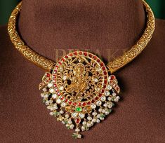 Kante Designs Latest Gold, Antique Choker Designs, Kante Gold Necklaces, Gold Choker Necklace Indian Bridal, Hindu Jewelry, Pretty Gold Necklaces, 22 Carat Gold Jewellery, Heavy Necklace, Indian Choker Necklace