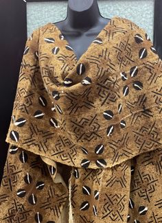 A great grand stand piece. It's a Mudcloth shawl with beautiful cowrie shells. . The color and fabric is premium. You will definitely be noticed in this Shawl. A sharp entrance to your upcoming event. A medium weight cloth. Don't delay order yours today 🎁.Visit evelyncreation.com African Poncho, Throwback Outfits, African Scarf, Afro Punk Fashion, African Hats, Mudcloth Fabric, African Skirts, Blue Face Mask, Designer Face Mask