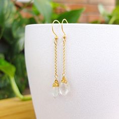 This elegant and precious earrings are made with a single aquamarine gemstones, wire wrapped on a silver wire, plated gold. The earrings conclude with a brass nickel free hook. The aquamarine gemstones (almond shape) are faceted and shiny, very beautiful They are very dangly and light The total length of the earrings are 5.5 cm The gemstones are 1.3 cm  You will receive the earrings in the picture. Contact me for any information or custom order, I'll be happy to help! Thank you for stopping by Almond Shape, Le Crochet, Aquamarine Gemstone, Earrings Drop, Faceted Gemstones, Silver Wire, Aquamarine, Wire Wrapped, Wire Wrapping