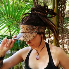 Jazz up your dread style with this snazzy snakeskin print visor cap! Featuring a leather strap with buckle closure at the back, you'll be rocking it like nobody's business - no snake charmer necessary 🐍 One size - adjustable. Materials: Cotton, polyester and leather.