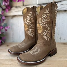 SB-810 Cafe Botas Vaqueras para Mujer con Bordado - Botas Vaqueras para Mujeres Mexicanas Women’s Cowgirl Boots, Mexican Boots For Women, Boots For Women Cowboy, Vaquera Boots, Western Boots For Women, Cute Cowgirl Boots, Brown Cafe, Rodeo Boots, Flower Boots