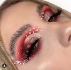 Christmas Present Makeup, Christmas Eyeshadow Looks Easy, School Eyeshadow, Merry Christmas Makeup, Minimal Makeup Products, Christmas Makeup Easy, Christmas Makeup Ideas Holiday