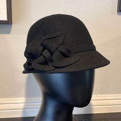 Adorable Wool 1920s Style Flapper Hat In Black With Floral Design On The Side New With Tags Adjustable Roaring 20s Newsboy Hat Women, 1920s Great Gatsby, Wool Cloche Hat, Bucket Hat White, Flapper Hat, Straw Cowboy Hat, 1920s Style, Western Cowboy Hats, Flower Hat