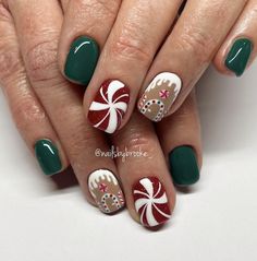 Christmas Nails Gingerbread House, Christmas Gel Nails 2023, Gingerbread And Candy Cane Nails, Candy Cane Toes Nails, Short Nails Art Winter, Candy Christmas Nails, Christmas Season Nails