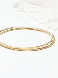 Dünne Gold Armreif Armband Set von 2 zierliche | Etsy Minimalist Gold Hoop Bracelet, Gold Minimalist Bracelet With Double Band, Gold Minimalist Double Band Bracelet, Minimalist Double Band Gold Bracelet, Simple Gold Bangle Bracelet, Christiansburg Virginia, Gold Bracelet Bangle, Bangle Stack, Minimalist Bangle