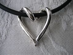 Virat silverhjärta, silver heart handmade silver jewelry jewellery from Brokig Wanna buy? Email tove@brokig.se Silver Jewelry Diy, Gold Jewelry Gift, Handmade Silver Jewelry, Silver Clay, Handmade Gold Jewellery, Silverware Jewelry, Metal Clay Jewelry, Fine Silver Jewelry, Silver Jewelry Rings