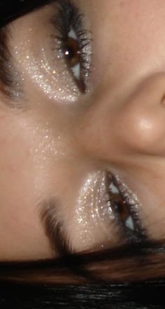 Makeup For A Birthday Party, Makeup Ideas Sparkly, Makeup Looks Glitter Eyeshadow, 2000s Silver Makeup, Shiny Eyeshadow Look, Nye Smokey Eye, Natural Open Eye Lash Extensions, Brown Eyes Glitter Makeup, Nye Glitter Makeup