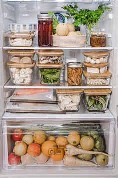 It doesn't matter if your fridge is small or large, the fridge organization ideas in this article are all designed for any size refrigerator! Smart Fridge, Desain Pantry, Best Refrigerator, Kitchen Organisation