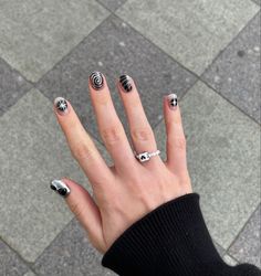 Black And White Manicure, Soft Grunge Nails, Wow Nails, Punk Nails, Hard Nails, Grunge Nails, Lines On Nails, Pretty Gel Nails, Round Nails