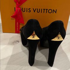 Black Suede With Flattened Bows On The Toes. Gold Design Accents Logo On The Back Of The Shoe. Size 38.5. Usual Signs Of Wear And Use, No Outstanding Flaws Other Than Wear And Tear. Louis Vuitton High Heels Black, Louis Vuitton Closed Heels, Louis Vuitton Heels, Shoes Louis Vuitton, Louis Vuitton Shoes, Gold Design, Christian Louboutin Pumps, Black Suede, Shoes Women Heels