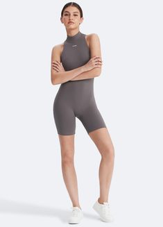 Think beyond the gym – our Sleeveless High-Neck Bodysuit is a true multitasker. This versatile piece isn't just for the gym – wear it on a leisurely walk, throw on a hoodie for a colder night out, or play around with different styles to achieve a trendy look. The compression fit ensures a sleek silhouette while offering maximum comfort, and the smooth-to-touch material adds a feel of luxury against your skin. Dance Leggings, Body Manga Longa, Short Noir, High Neck Bodysuit, Grey Bodysuit, High Neck Designs, Dance Pants, Sport Body, High Intensity Workout