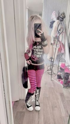 rawr xD Black And Pink Outfit, Fete Emo, Easy Patterns, Scene Queens, Rawr Xd