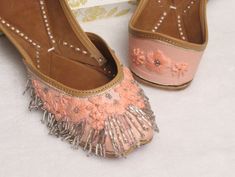 * Bridal wedding peach gold flat shoes with embroidered work and hanging beads as shown above. * comfortable in wear. * Perfect for every occasion. * best in quality. * Handmade by me. Please chose your size from the below chat. If you are not sure about your size, please let us know.We ll help you out. Check more here: https://www.etsy.com/in-en/shop/IndianartstoreShop?section_id=22851189 Sizes: - US 4.5 - EU 34 - 22.5 cms - US 5 - EU 35- 23cms - US 6 - EU 36- 23.5 cms - US 7- EU 37- 24 cms - U Pink Flats For Wedding, Flat Heel Wedding Shoes With Gota Work, Pink Wedding Flats, Gold Flats With Handwork For Wedding, Elegant Pink Flats For Wedding, Festive Gold Flats With Handwork, Pink Round Toe Flats For Wedding, Pink Wedding Flats With Flat Heel, Elegant Pink Wedding Flats