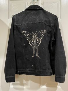 Black denim jacket with moth hand painted with bleach. Jacket is Old Navy size Large, very soft and comfy denim. Jeans Jacket Design Ideas, Bleach Jacket Design Ideas, Leather Jacket Painting Ideas, Jean Jacket Back Design, Jean Jacket Painting Ideas, Paint On Jacket, Custom Denim Jacket Paint, Moth Fashion, Bleach Jacket