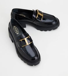 Loafers in elegant semi-shiny leather with a band and branded metal T Timeless accessory, rubber pebble detailing on the heel and rubber lugged outsole. Tods Loafers Women Outfit, Black Loafers Women's, Loafers Women Outfit, Pretty Shoes Sneakers, Jordan Shoes Girls, Tods Shoes, Brown Loafers, Black Loafers, Swag Shoes