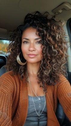 Hair Colors For Biracial Women, Dark Brown Hair With Peak A Boo Blonde Highlights, Different Color Curly Hair, Curly Natural Highlights, Curly Hairstyles 40 Year Old Women, Naturally Curly Highlights, Curly Black Hair Highlights, Curly Hair Business Professional, Balayage On Black Curly Hair