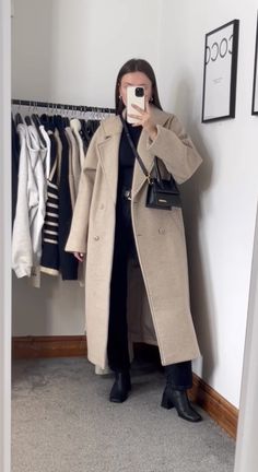 Cream Wool Coat Outfit, Beige Wool Coat Outfits, Cream Coat Outfit Winter, Beige Sweater Outfit