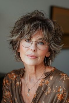 Embark on a style adventure with over 35 daring short haircuts for women over 60, exploring new styles that are bold and beautiful. Wedding Hairstyles Simple, Pixie Cut Short, Short Shaggy Haircuts, Stylish Short Haircuts, Short Haircuts For Women