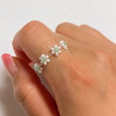 Trio Matching Bracelets, Flower Ring Beads, Daisy Bead Ring, Diy Flower Ring, Bead Ring Ideas, Beaded Rings Tutorials, Flower Bead Ring, Flower Beaded Ring, Beaded Flower Ring