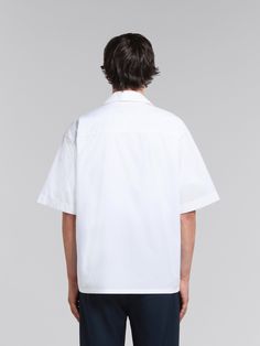 Short-sleeved bowling shirt made from organic cotton poplin. Detailed with a Marni logo poking out from behind the chest pocket. Boxy fit with straight-cut hem and mother-of-pearl button closure. Can be worn with a bowling collar or fully buttoned up. Boxy Fit Shirt Men, Bowling Shirt Pattern, Bowling Shirt Design, Marni Shirt, Boxy Shirt, White Cotton T-shirt With Button Closure, Flat Heel Boots, Bowling Shirt, Trunk Bag