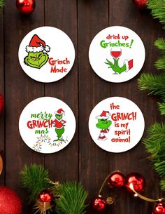 three grinch christmas plates sitting on top of a wooden table