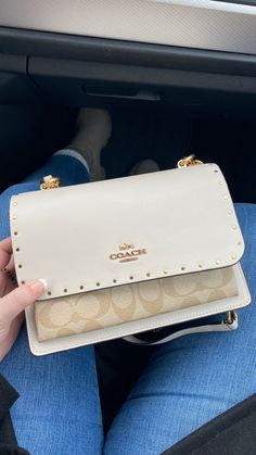 Cream Coach Bag, Trendy White Coach Bags, Luxury Cream Coach Shoulder Bag, Coach Cream Crossbody Bag, White Coach Shoulder Bag For On-the-go, Coach Bag Outfit, Everyday Bag Essentials, Cute Crossbody Bags, Coach Crossbody Purse