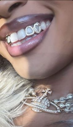 Silver Grillz Aesthetic, Silver Grills Black Women, Gold Teeth Grills, Cochella Outfits, Silver Grillz, Xoxo Jewelry