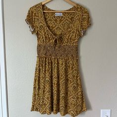 Urban Outfitters Women’s Size Small Short Summer Dress, Prairie Style, Stretch Waist, Tie Front Cleavage, Puff Ruffle Sleeve Excellent Like New Condition Never Worn Casual Yellow Boho Print Dress, Bohemian Yellow Dresses With Paisley Print, Casual Fitted Mini Dress With Paisley Print, Fitted Casual Mini Dress With Paisley Print, Casual Mustard Mini Dress With Floral Print, Casual Yellow Paisley Print Dress, Yellow Paisley Print Spring Dress, Bohemian Floral Print Dress By Urban Outfitters, Urban Outfitters Bohemian Floral Print Dresses