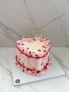 Vintage Heart Cake Strawberry, Vintage Cake Strawberries, Strawberry Heart Shaped Cake, Heart Cake Inspo Aesthetic, Strawberry Shortcake Cake Aesthetic, Sanrio Heart Cake, Pastel Vintage Cake, Strawberry Vintage Cake, Strawberry Shortcake Birthday Ideas