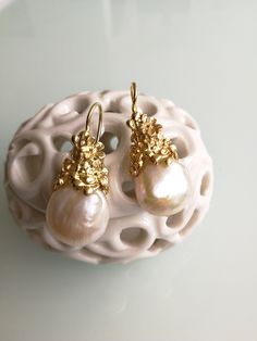 Elegant earrings with natural baroque white pearl, nun with classic hand-worked decoration in gold-plated silver. Size Length cm 3.5 cm Formal Baroque Pearl Earrings, Luxury Handmade Yellow Gold Pearl Earrings, Baroque Pearl Pendant Earrings Gift, Baroque Pearl Pendant Earrings For Formal Occasions, Baroque Pearl Drop Earrings In White, White Baroque Pearl Earrings For Pierced Ears, White Baroque Pearl Earrings For Gift, Classic Baroque Pearl Earrings For Formal Occasions, Luxury Handmade Pearl Earrings For Anniversary