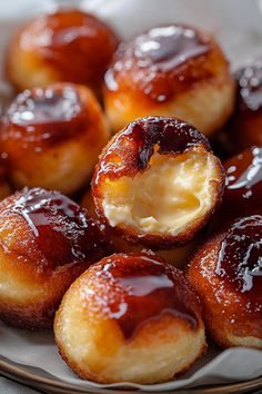 Crème brûlée doughnuts Homemade Simple Desserts, Breakfast Bakery Recipes, Simple Flour Recipes, Quick Pastry Recipes, Bake Donuts Recipe, Thai Donuts Recipe, Cream Filled Donut Recipe, Simple Ingredient Desserts, Homemade Donuts Recipe Easy