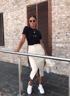 Sneaker Outfits Women, Rock Outfit, Mode Inspo, Ladies Dress Design, Outfits Casuales, White Shoes, Modest Outfits, Skirt Outfits, Simple Outfits