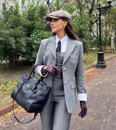 Peaky Blinders Outfit Women, Stylish Business Outfits, Women In Tie, Instagram Autumn, Corporate Outfits, Woman Suit Fashion, Streetwear Fashion Women, 2023 Autumn