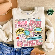 Teaching Classroom Decor, Cute Teacher Outfits, Teaching Outfits, Cricut Projects Beginner, Front Office, Teacher Tees, Teacher Outfits, Trendy Shirts, Tumbler Png