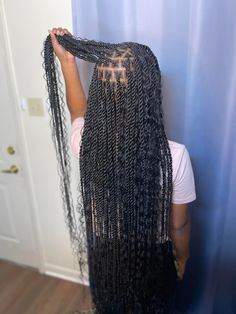 Birthday House Party Outfit Women, Twist With Curly Pieces, Small Senegalese Twist With Curls, Sinagalease Twist Long, Braided Hairstyles That Last Long, Knotless Island Twist With Curls, Small Island Twist Hairstyle, Knotless Senegalese Twist With Curls, Seneglase Twists