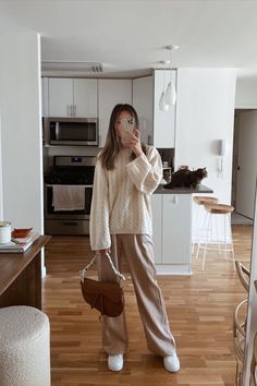 Trousers White Sneakers, White Knit Sweater Outfit, Cream Trousers Outfit, Knit Pants Outfit, Chunky Sweater Outfit, Tailored Pants Outfit, Cream Sweater Outfit