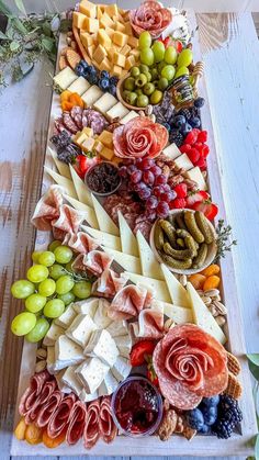 Elevate your hosting game with a stunning charcuterie board that will impress your guests and tantalize their taste buds. Learn how to artfully arrange a variety of meats, cheeses, fruits, and more to create a visually appealing and delicious centerpiece for any occasion. Whether you're planning a casual get-together or a sophisticated soirée, this guide will help you select the perfect ingredients and provide tips for styling and presentation. Get ready to wow your friends and family with a charcuterie board that's as beautiful as it is tasty. Charcuterie Recipes, Snacks Für Party