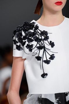 College Dress, Áo Blu, Couture Embroidery, Couture Details, Black Flowers, Embroidery Fashion, Carolina Herrera, Fashion Details