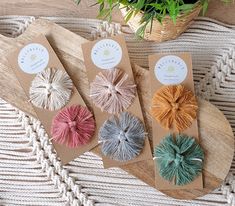 For the little ones: My macrame hair ties are hand-crafted and a prefect accessoires. Knotted with macrame yarn from German production. ● Set of 2 ● choose your colors ● hand-knotted in Germany ● Macrame yarn 100% cotton ● Macrame ornament diameter 6,5 cm, tie diamete 5cm   Each hair tie is unique and made for you after ordering (no stock items).  Instagram: @wollengold Take a look in my shop for more Macrame Items! Macrame Headband, Macrame Wall Hanging Patterns, Boho Hair, Boho Hairstyles, Micro Macrame, Crafty Craft, Macrame Patterns, Ponytail Holders, Girl Baby